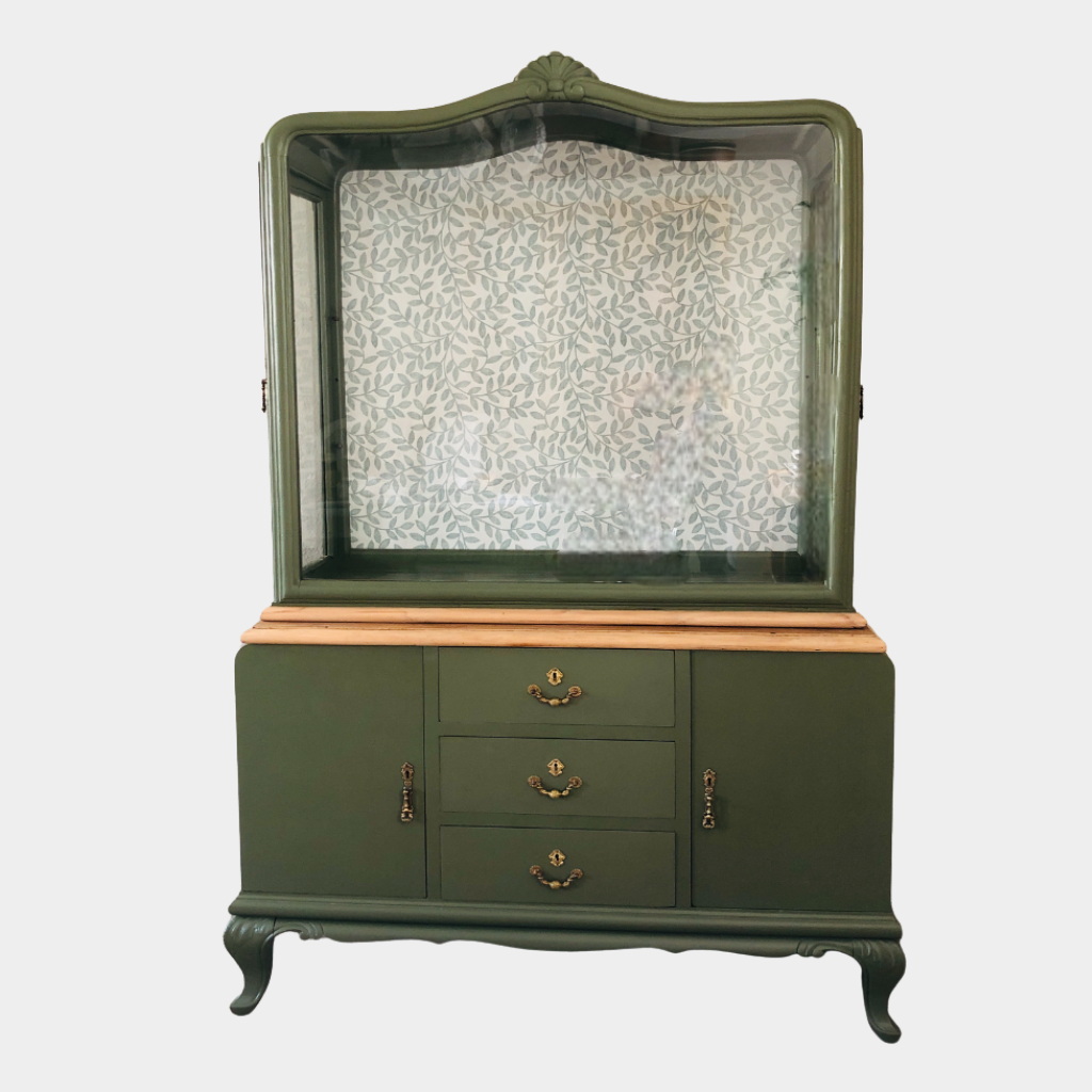 Vitrina verde con detalles dorados. Restauración de muebles de madera hechos a mano en Málaga